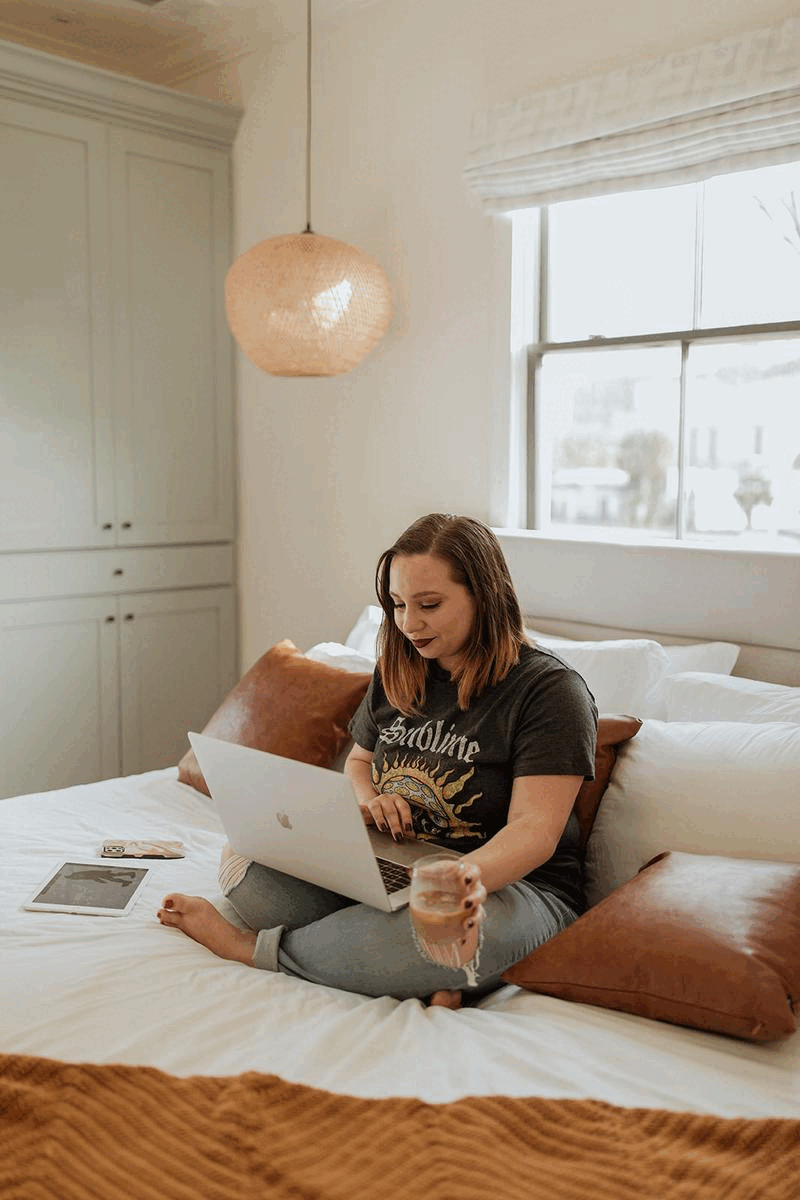 woman sitting on bed'
