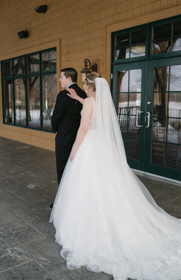 winter-wedding-first-look