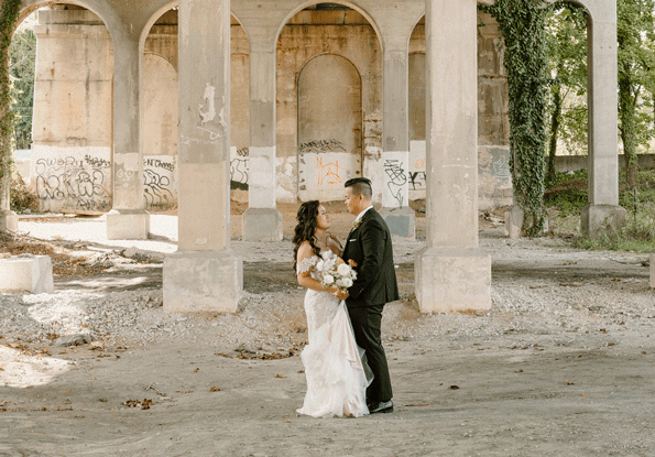 couple kissing with bridal party