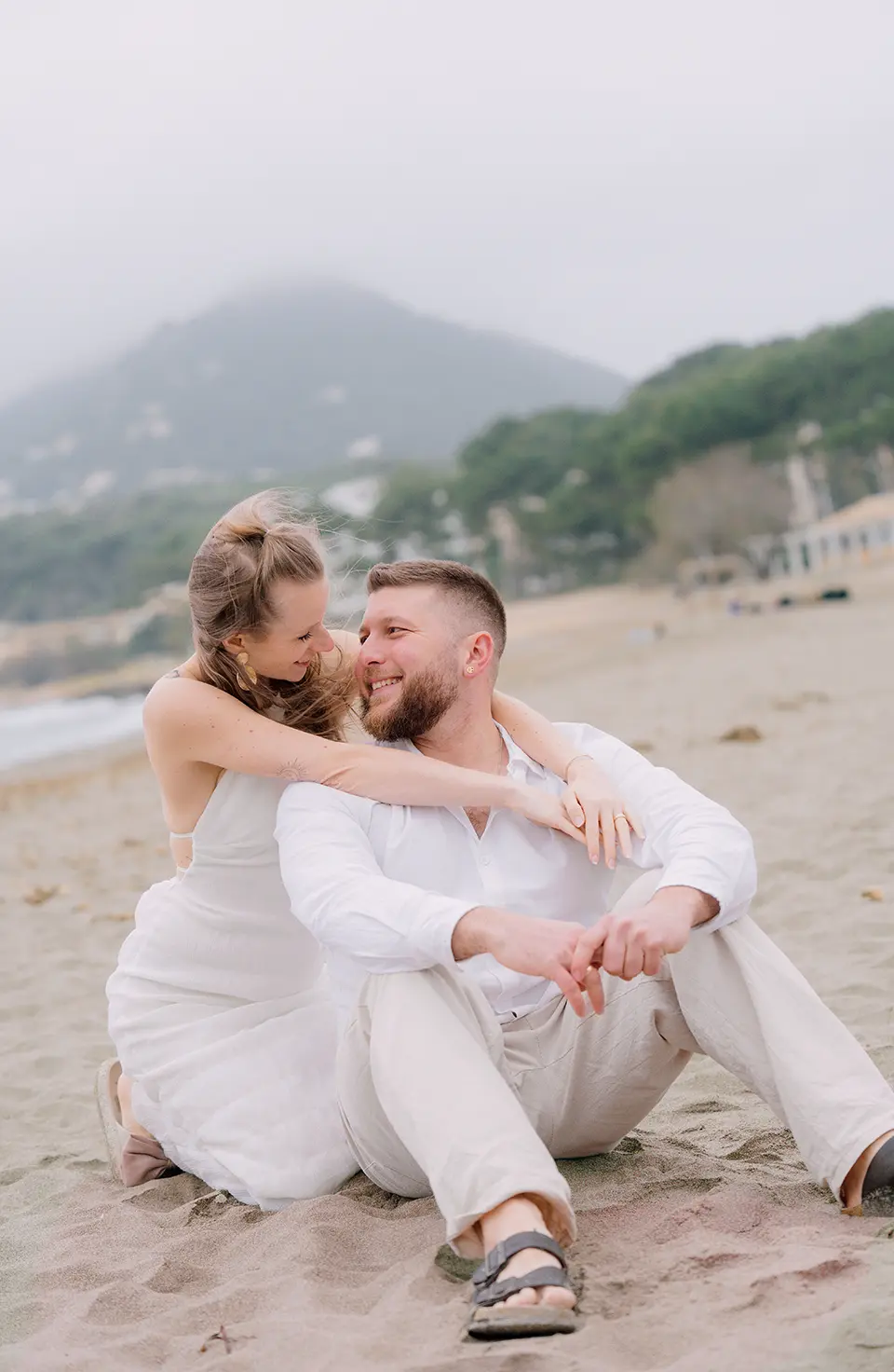 Im Trausaal taucht der Bräutigam die Braut zum Kuss, Gäste klatschen, weiße Reihen säumen den Gang; emotionale hochzeitsbilder und fotograf für standesamtliche trauung