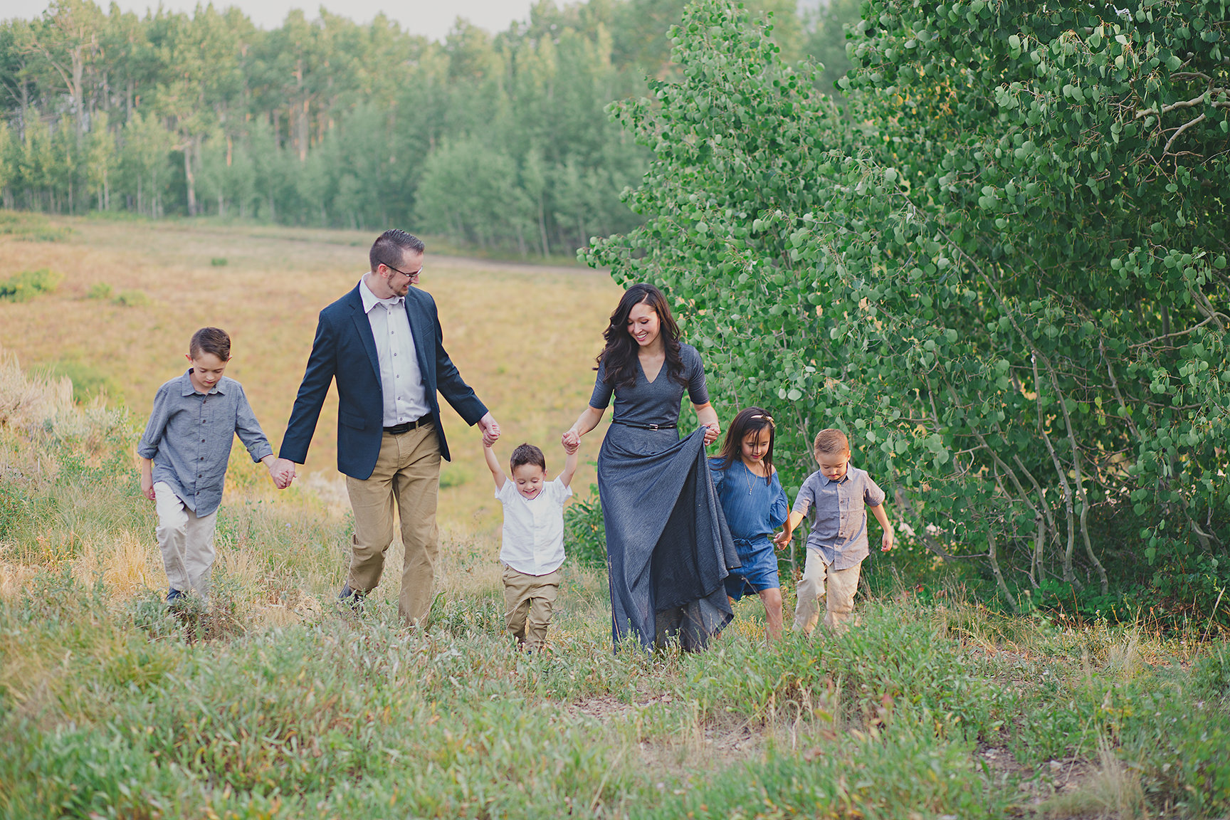 a family of 6 in their dressy style in the mountians