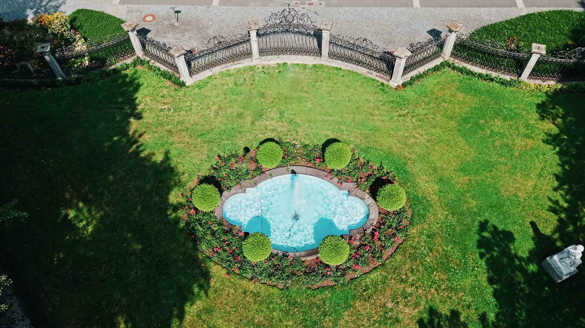 Drohnen Hochzeit – Luftbild eines dekorativen Brunnens in einer Gartenanlage der Hochzeitslocation.