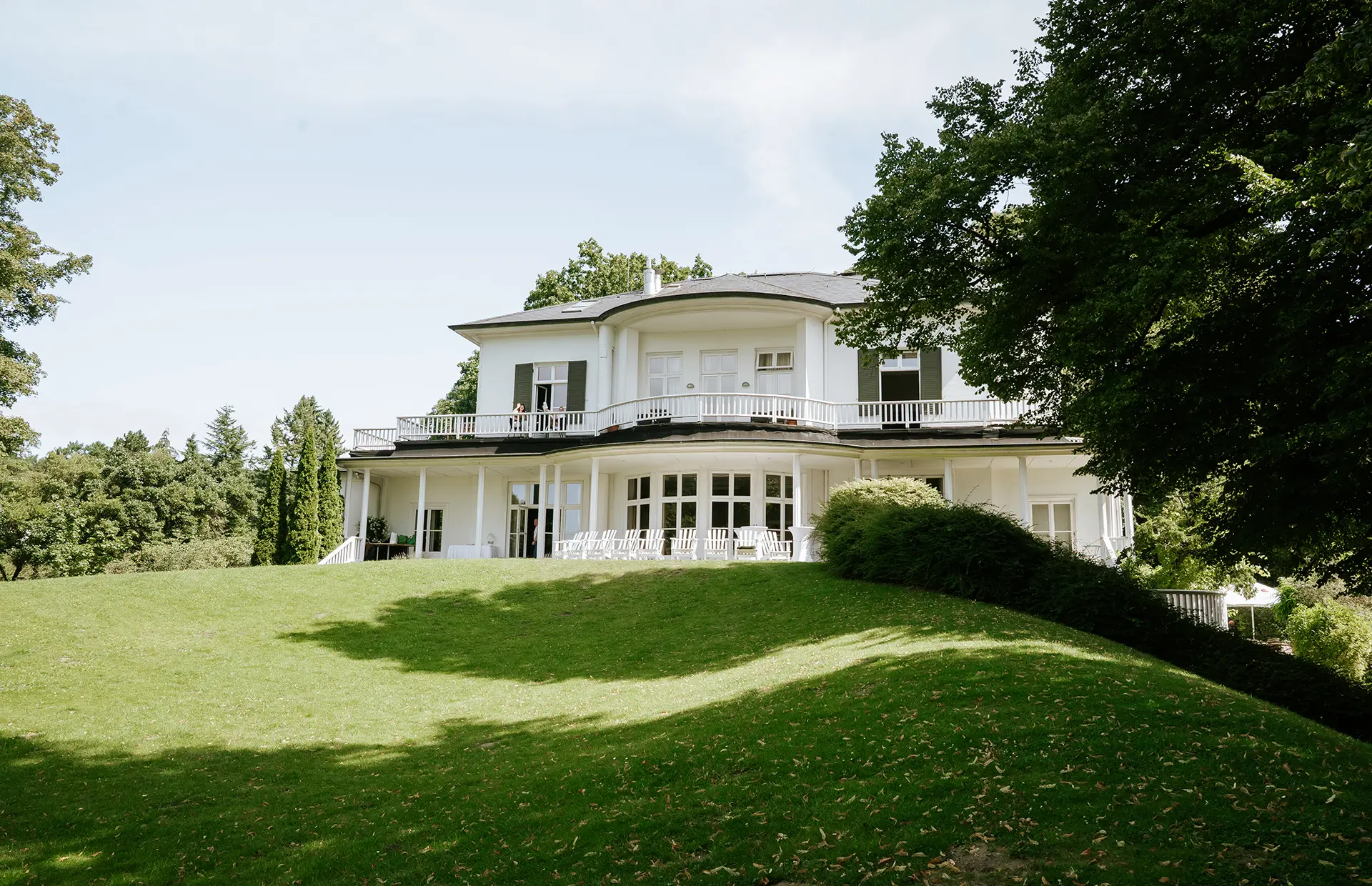 Hochzeitsfotografie Hamburg – Elsa Brändström Haus als elegante Hochzeitslocation mit großem Garten.