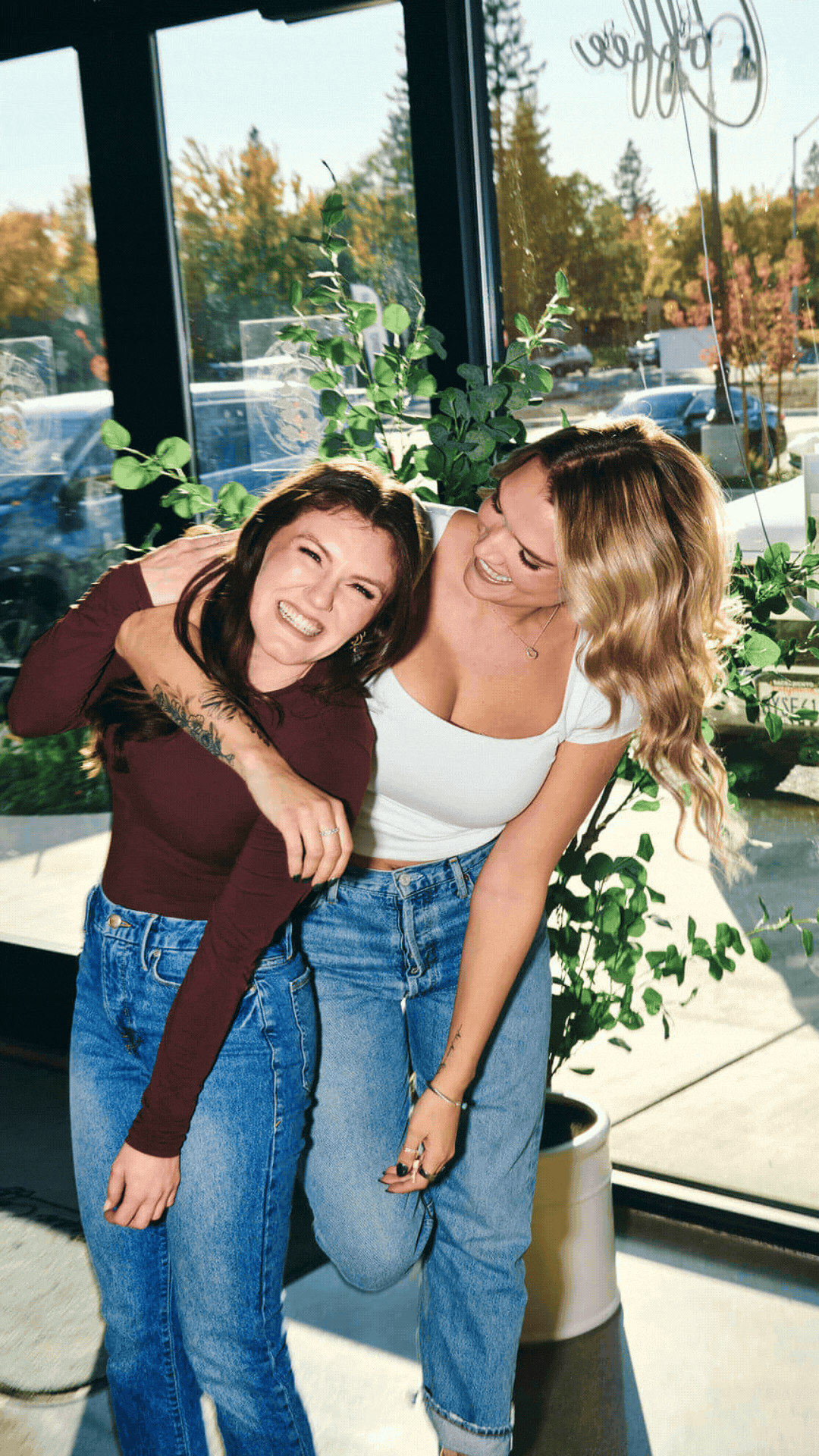 rotating images of two girls, one blonde hair and one brunette.
