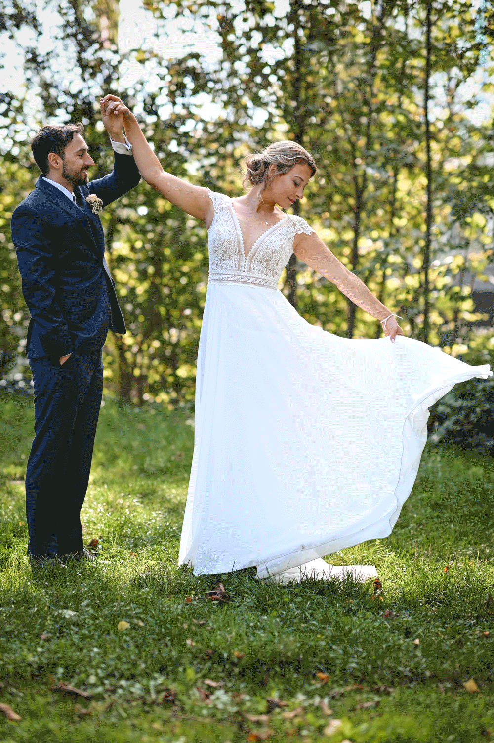 Braut wirbelt ihr Kleid Bräutigam hält die Hand der Braut