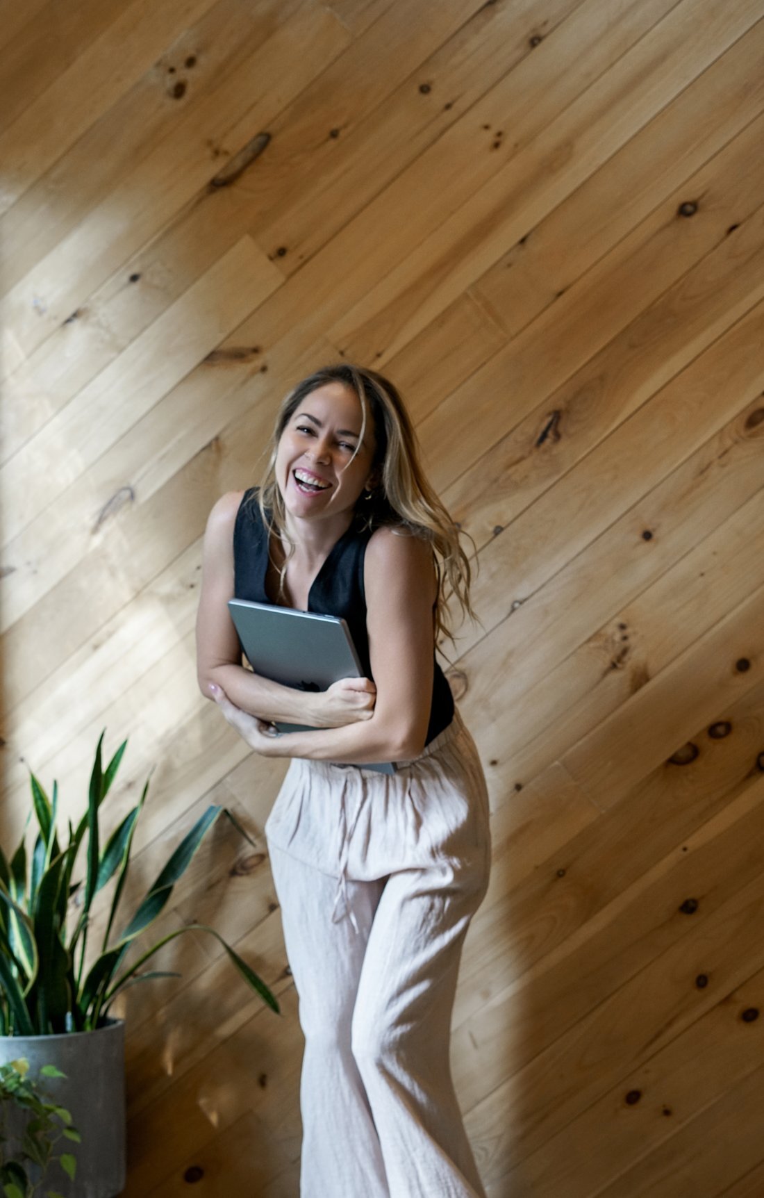 Jenni Davies laughing, white-label launch copywriter for agencies
