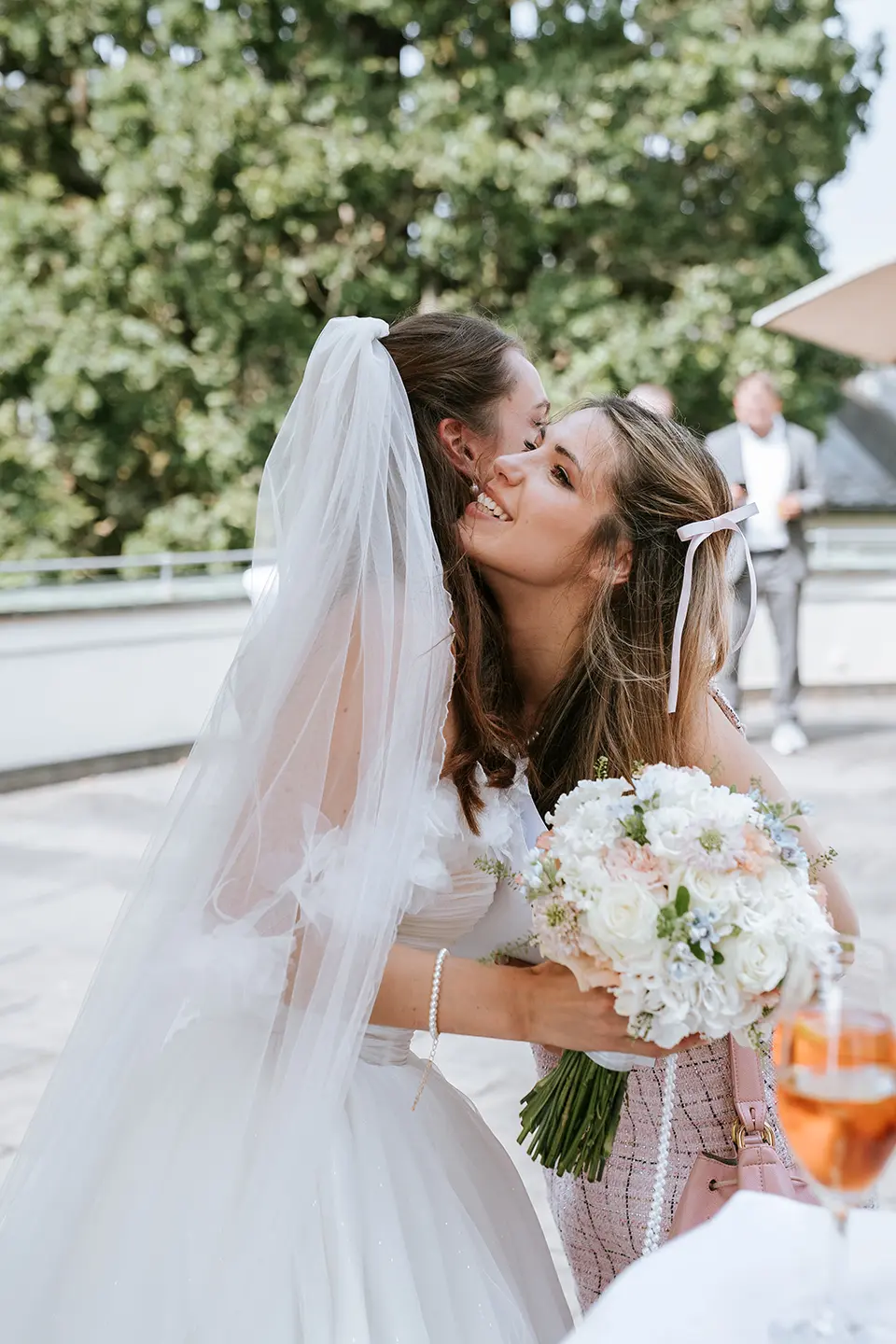 Bilder Standesamt – Freundin umarmt die Braut zur Gratulation nach der standesamtlichen Trauung.