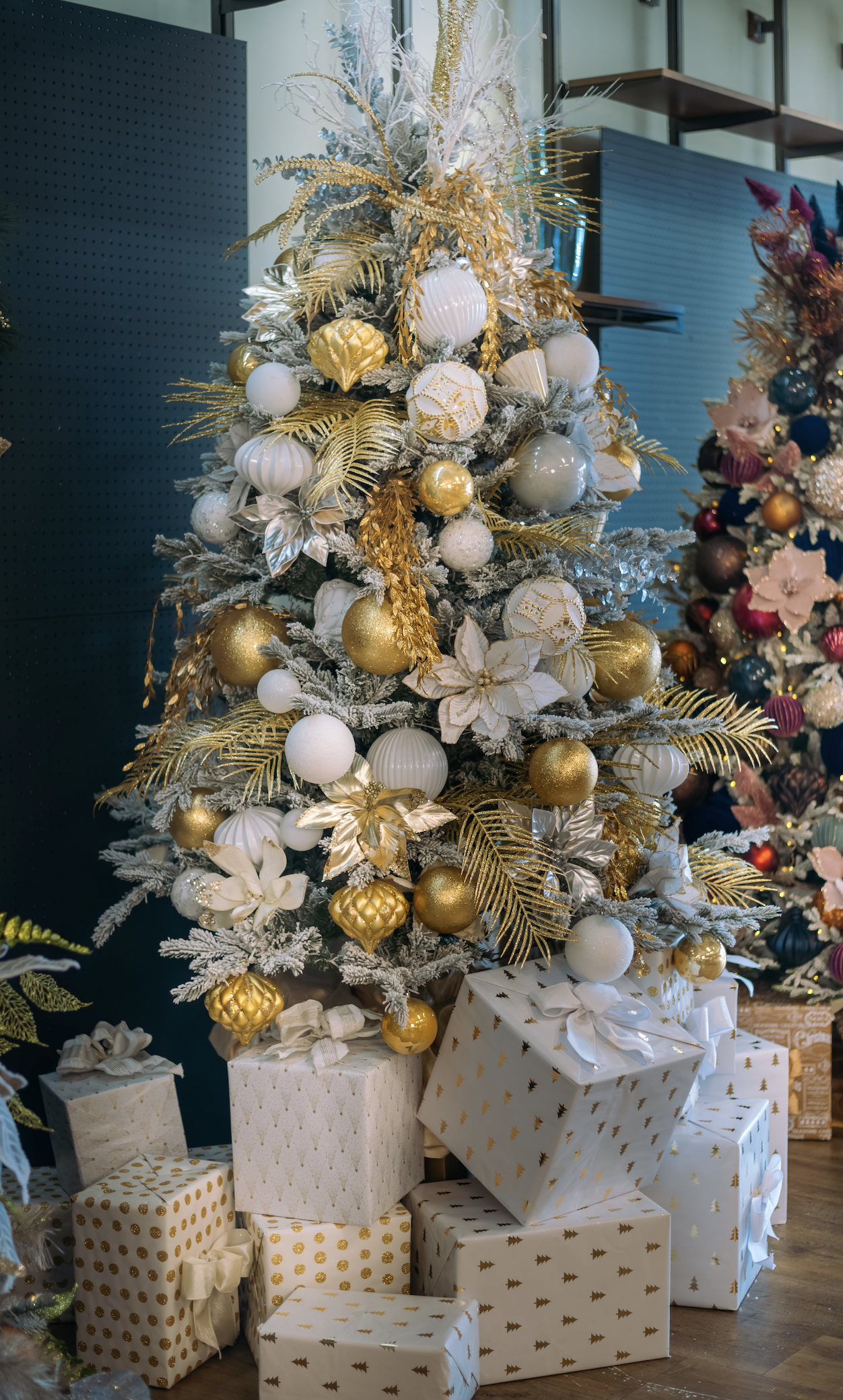 corporate holiday decorating services